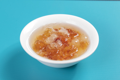 具有保健功效的皂角米桃胶羮摆放在桌面上