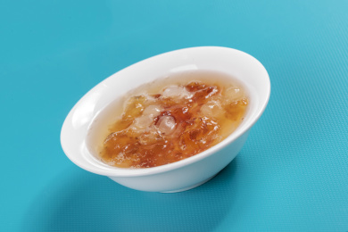 具有保健功效的皂角米桃胶羮摆放在桌面上