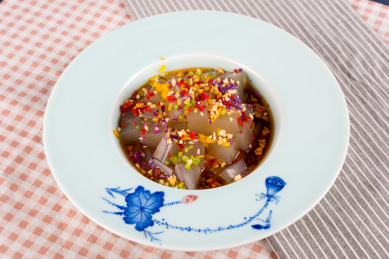 青花瓷圆盘里装着的凉粉菜