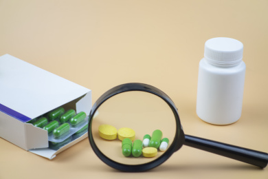 绿色的背景中放着的各类医疗药品