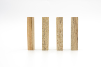 4根樟木条立在白色背景上特写