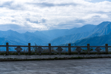 四川绵阳平武药丛山蓝天白云下群山风光