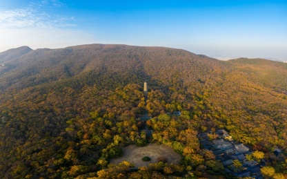 日落时南京紫金山脚下的灵谷寺灵谷塔航拍