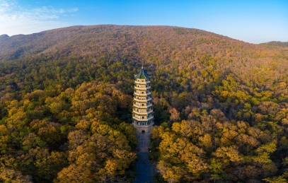 日落时南京紫金山脚下的灵谷寺灵谷塔航拍