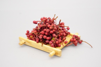 装在竹排里的调味品新鲜红色花椒