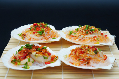 放在竹垫上的海鲜蒜蓉粉丝蒸扇贝