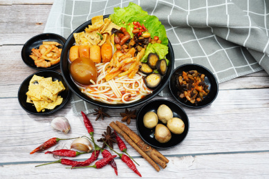 放在木板上的一碗螺蛳粉和配料