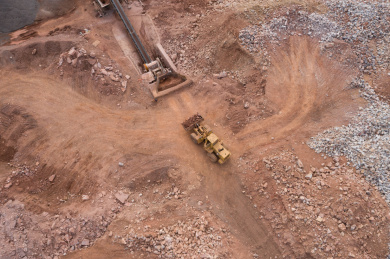 航拍采石场正在作业的推土机顶视图