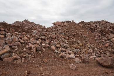 采石场里的砂石堆