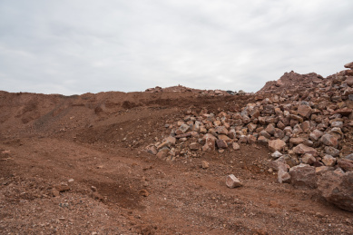 采石场里的砂石堆