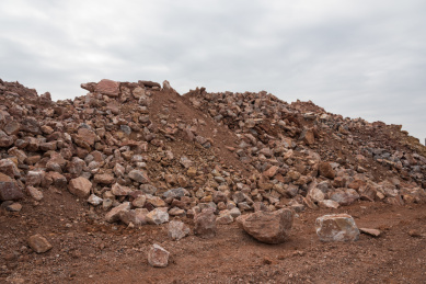 采石场里的砂石堆