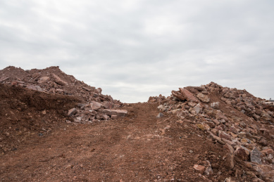 采石场里的砂石堆