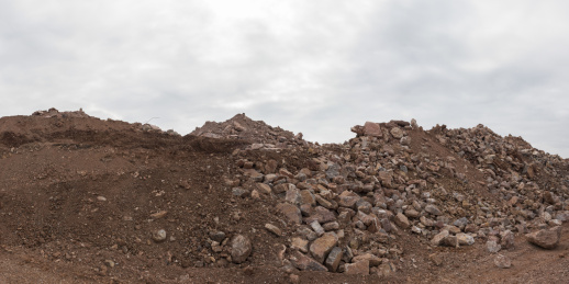 采石场里的砂石堆