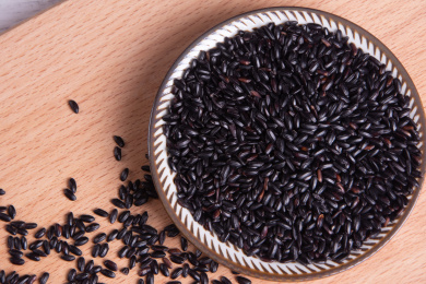 陶瓷盘子上的黑米