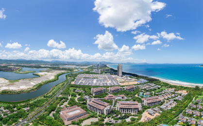 热带海湾中国海南三亚海棠湾夏日高空全景景观