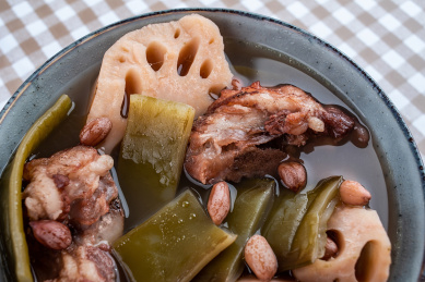 中国美食营养汤莲藕海白菜猪骨汤特写 