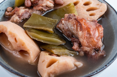 广东老火靓汤莲藕海白菜猪骨汤