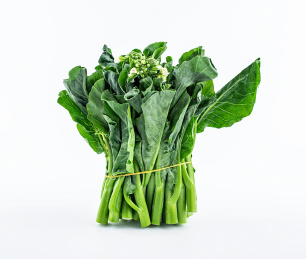 白背景上一把新鲜的绿色蔬菜芥蓝菜心 