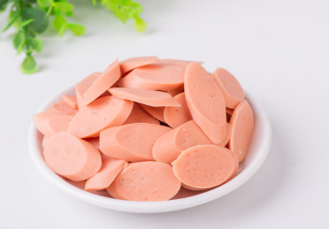 白色背面中的猪肉火腿肠切片