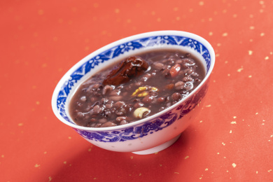 中国传统节日腊八节美食腊八粥腊八蒜摆放在桌面上