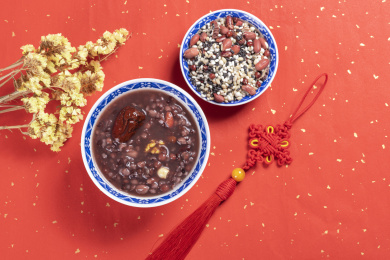 中国传统节日腊八节美食腊八粥腊八蒜摆放在桌面上