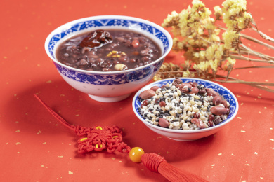 中国传统节日腊八节美食腊八粥腊八蒜摆放在桌面上