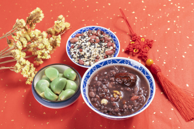 中国传统节日腊八节美食腊八粥腊八蒜摆放在桌面上