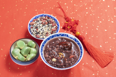 中国传统节日腊八节美食腊八粥腊八蒜摆放在桌面上