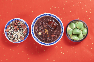 中国传统节日腊八节美食腊八粥腊八蒜摆放在桌面上