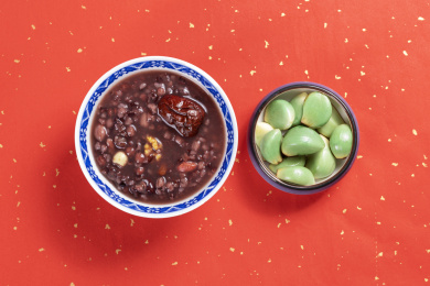 中国传统节日腊八节美食腊八粥腊八蒜摆放在桌面上