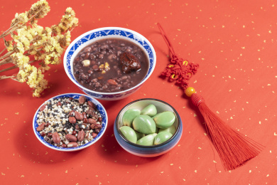 中国传统节日腊八节美食腊八粥腊八蒜摆放在桌面上