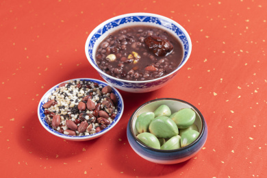 中国传统节日腊八节美食腊八粥腊八蒜摆放在桌面上
