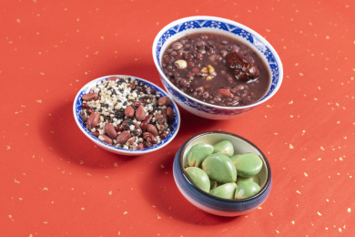 中国传统节日腊八节美食腊八粥腊八蒜摆放在桌面上