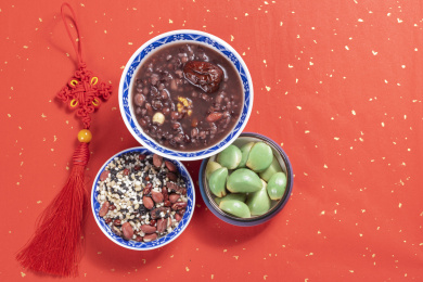 中国传统节日腊八节美食腊八粥腊八蒜摆放在桌面上