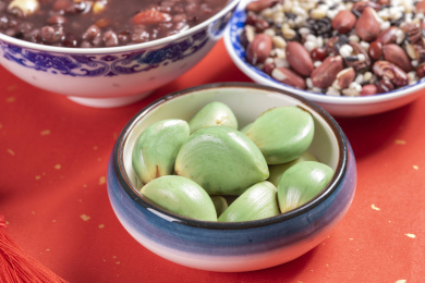 中国传统节日腊八节美食腊八粥腊八蒜摆放在桌面上