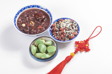 中国传统节日腊八节美食腊八粥腊八蒜摆放在桌面上