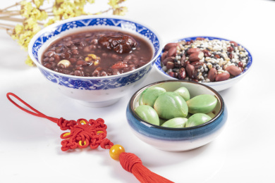 中国传统节日腊八节美食腊八粥腊八蒜摆放在桌面上