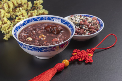 中国传统节日腊八节美食腊八粥腊八蒜摆放在桌面上