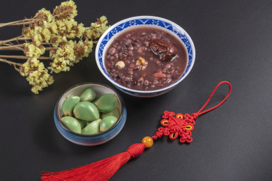 中国传统节日腊八节美食腊八粥腊八蒜摆放在桌面上