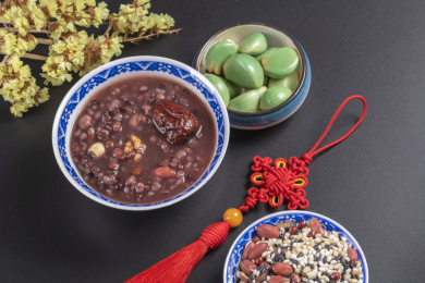 中国传统节日腊八节美食腊八粥腊八蒜摆放在桌面上