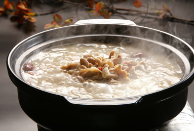 黑色汤锅里冒着热气的猪肚汤