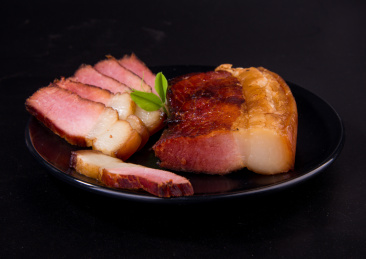 黑色背景中的传统美食腊肉