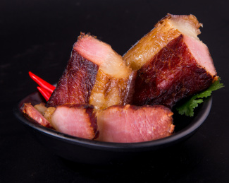 黑色背景中的传统美食腊肉