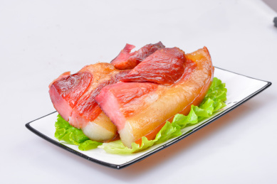 白色背景中的传统美食腊肉