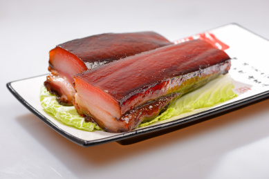 纯色背景中的传统美食酱腊肉