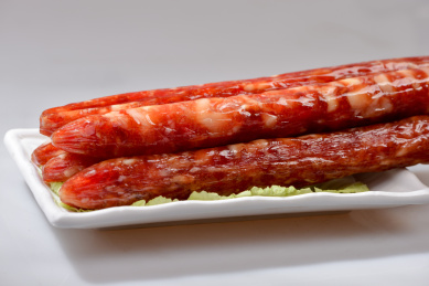 纯色背景中的传统美食香肠