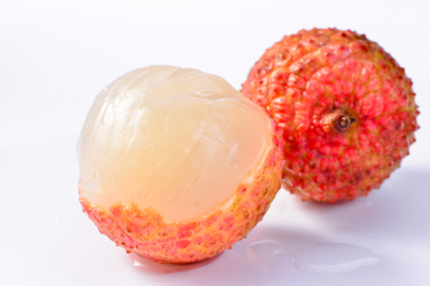 白色背景中的新鲜水果荔枝