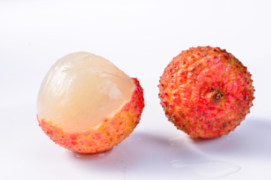 白色背景中的新鲜水果荔枝