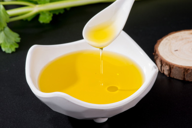 黑色背景中的橄榄油食用油