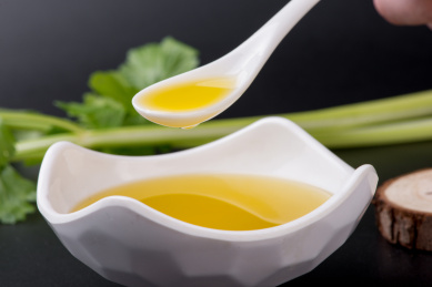 黑色背景中的橄榄油食用油